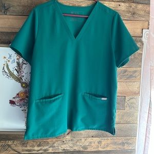 Figs casma three pocket scrub top hunter green size large